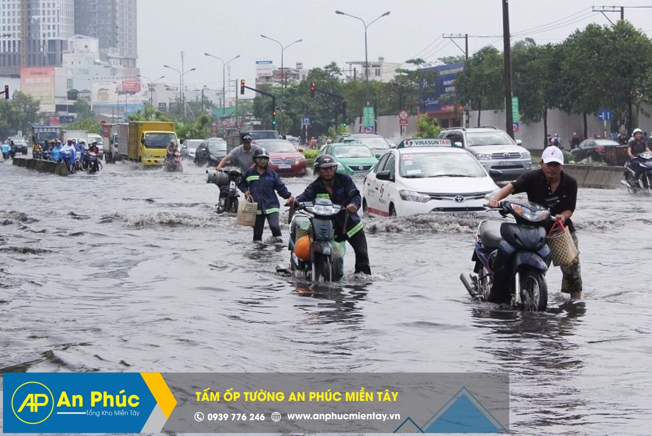 bi kip di xe may qua vung ngap nuoc de khong bi chet may 21